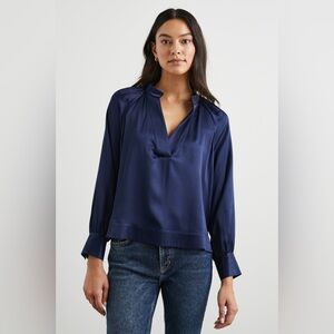 Rails Wynna Top
Navy Blouse